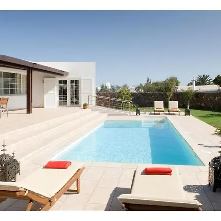 Puerto Del Carmen Sleeps 7 With Pool And Air Con Vila